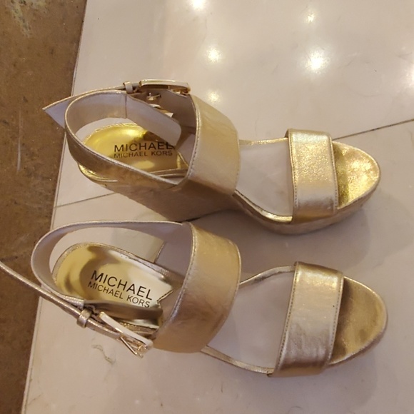 Michael Kors Gold Sandals platforms - Picture 5 of 7